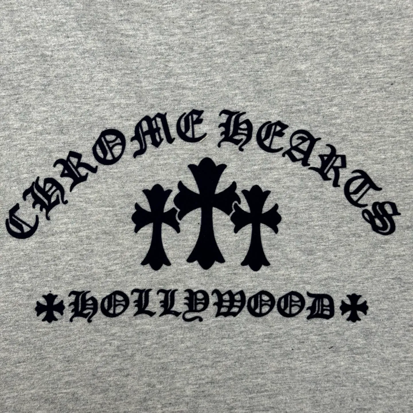 P300 Chrome Hearts/Chrome Hearts CH Black flocked cross round neck long sleeves Size: S/M/L/XL Custom-woven and dyed 40-yarn fabric with a scratchy surface pattern. The ready-made garments are made of YB consistent electrostatic flocking technology. It is not an ordinary lettering mold technology. The colors are also different at different angles. Brand new collar label (not the previous leather label) and washed label.